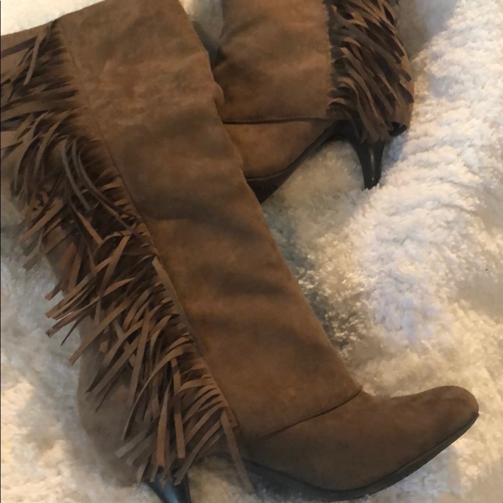 Fringed heel suede boots